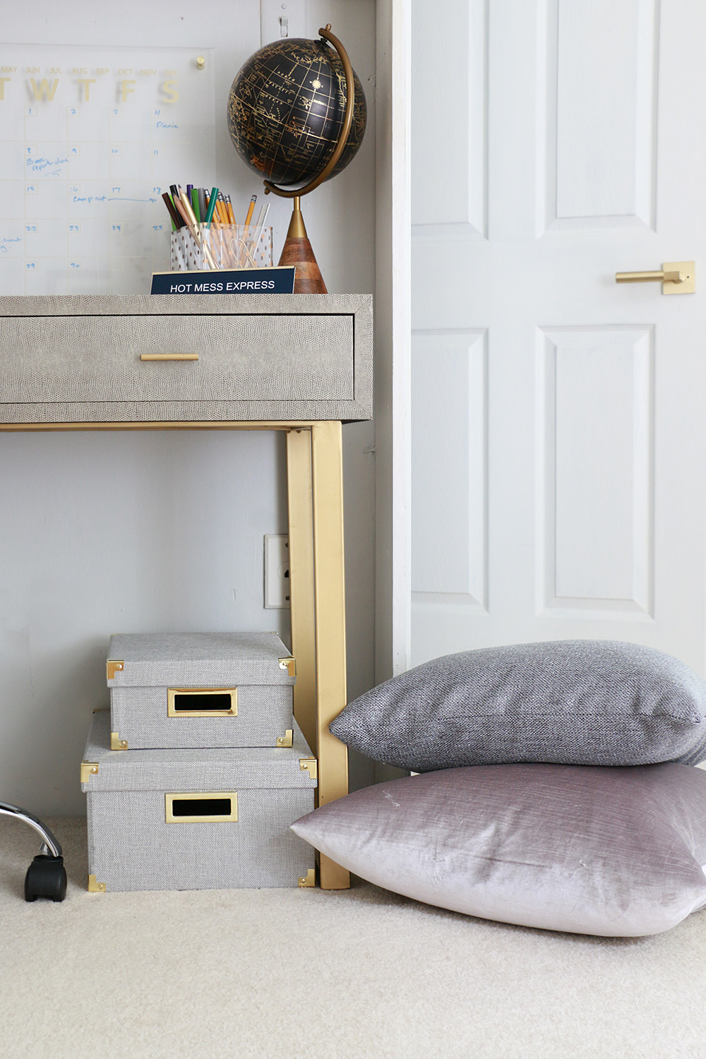 Kids desk workstation with floor pillows